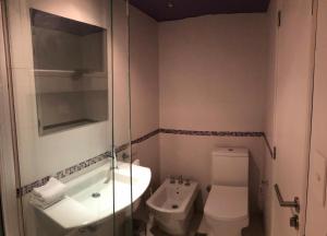 ein Badezimmer mit einer weißen Toilette und einem Waschbecken in der Unterkunft Departamento - Edificio Los Naranjos in San Salvador de Jujuy