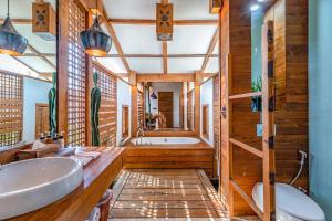 吉利特拉旺安的住宿－昆諾別墅，一间带大浴缸和水槽的浴室
