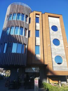 un edificio con ventanas azules en un lateral en Hotel Amun, en Villarrica