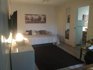 1 dormitorio con 1 cama y 1 mesa con lámpara en Martantalo, en Oulu