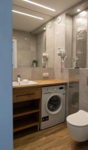 W łazience znajduje się pralka i umywalka. w obiekcie Apartament MOUNTSEA ,Karpacz Ogrodnicza w mieście Karpacz +37 zdjęć