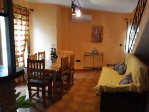 ein Esszimmer mit einem Tisch, Stühlen und einem Sofa in der Unterkunft Alojamiento rural Esparteria in Cazorla