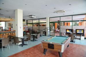 Biliár nebo kulečník v ubytování azuLine Hotel Pacific