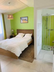 1 dormitorio con cama grande y ducha en La désirée, en Noirmoutier-en-l'Île