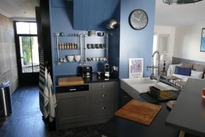 a kitchen with blue walls and a counter top at Magnifique rétaise-hyper centre le Bois-Plage-en-Ré in Le Bois-Plage-en-Ré