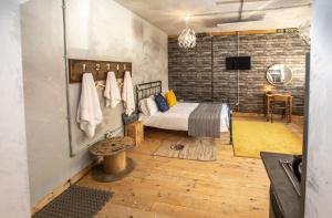 een slaapkamer met een bed en een tv in een kamer bij James' Place @ Pontmorlais in Merthyr Tydfil