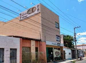 un edificio con un cartel en el costado en Pousada Café Com Leitte en Juazeiro do Norte