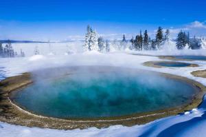 gorący basen z wodą w śniegu w obiekcie Golden Stone Inn w mieście West Yellowstone