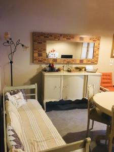 ナクソス・コラにあるSpiretas Homeのベッドルーム1室(ベッド1台、シンク、テーブル付)