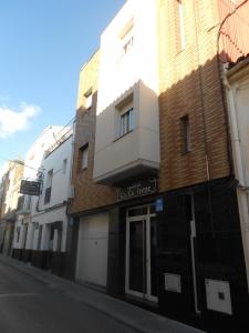 una calle con edificios al lado de una carretera en Hostal Ca La Irene, en Sant Vicenç de Castellet