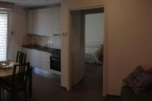 una cocina con una puerta que conduce a un dormitorio en Appartamento Fabbri a Rivabella di Rimini, en Rímini