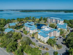 una vista aérea de los apartamentos del complejo sobre el lago en Bluewater by Spinnaker Resorts en Hilton Head Island