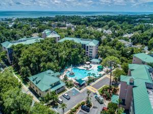 una vista aérea de un complejo con piscina en Waterside by Spinnaker Resorts en Hilton Head Island