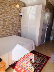 Habitación con cama y alfombra en el suelo en Residencial Lisboa, en Ceuta