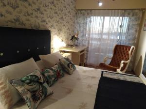 Łóżko lub łóżka w pokoju w obiekcie Noia Compostellae Beach