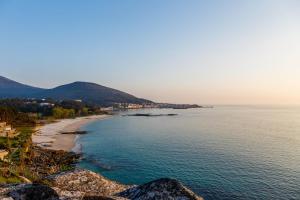 widok na plażę z kamieniami w wodzie w obiekcie Noia Compostellae Beach w mieście Portosin