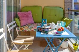 stół i krzesło z zestawem do parzenia herbaty w obiekcie Noia Compostellae Beach w mieście Portosin