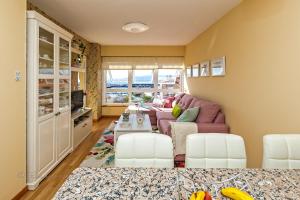 Telewizja i/lub zestaw kina domowego w obiekcie Noia Compostellae Beach