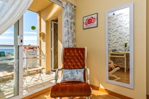 salon z krzesłem i balkonem w obiekcie Noia Compostellae Beach w mieście Portosin
