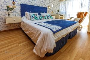 Łóżko lub łóżka w pokoju w obiekcie Noia Compostellae Beach