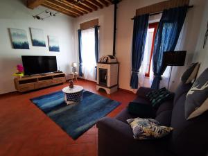 - un salon avec un canapé et une télévision dans l'établissement La Maison di Ale, à Pieve di Cento