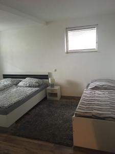 - une chambre avec un lit et une fenêtre sur le mur dans l'établissement L&L Lodge Günding, à Günding