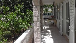 un pasillo de una casa con un coche en la calle en Apartments and Room Katja, en Mlini 22 fotos más