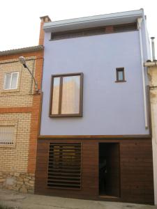 una casa con una ventana en un lado en La Casita Azul De Chillaron, en Chillarón de Cuenca