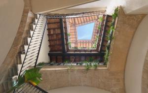 een open trap met een raam en planten bij Hotel Antigua Palma - Casa Noble in Palma de Mallorca