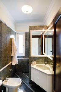 bagno con lavandino, vasca e servizi igienici di Villa D'Esposito - Sorrento Coast a Sant'Agnello