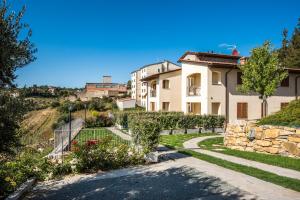 a house on a hill with a garden at Casa Vacanze Squarcialupi in Castellina in Chianti