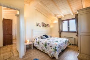 - une chambre avec un lit et une fenêtre dans l'établissement Casa Vacanze Squarcialupi, à Castellina in Chianti