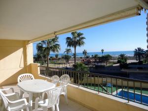 einen Balkon mit einem Tisch und Stühlen sowie Strandblick in der Unterkunft Apartamentos Alboran 4/6 LEK in Peñíscola