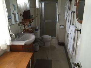 Ein Badezimmer in der Unterkunft Catalina Island Seacrest Inn