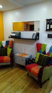 sala de estar con 2 sillas y mesa en Apartment Jasmim, en Lisboa