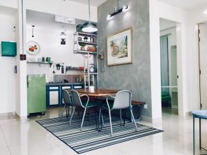 Conezion IOI Putrajaya (Rustic Suite, 3 Bedrooms, 2 Baths, WiFi, Pool & City View) by MRK في بوتراجايا: غرفة طعام مع طاولة وكراسي في مطبخ