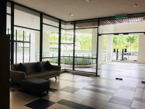 En sittgrupp på Conezion IOI Putrajaya (Rustic Suite, 3 Bedrooms, 2 Baths, WiFi, Pool & City View) by MRK