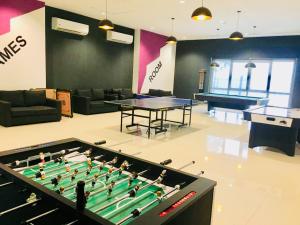 Spelrum på Conezion IOI Putrajaya (Rustic Suite, 3 Bedrooms, 2 Baths, WiFi, Pool & City View) by MRK