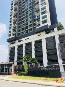 布城的住宿－Conezion IOI Putrajaya (Rustic Suite, 3 Bedrooms, 2 Baths, WiFi, Pool & City View) by MRK，相簿中的一張相片