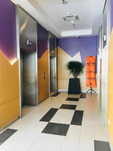 Bild i bildgalleri på Conezion IOI Putrajaya (Rustic Suite, 3 Bedrooms, 2 Baths, WiFi, Pool & City View) by MRK i Putrajaya