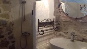 Koupelna v ubytování Le Patio Aux Hirondelles + 18 fotografií