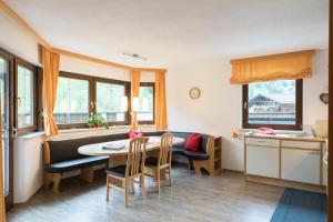 eine Küche und ein Wohnzimmer mit einem Tisch und Stühlen in der Unterkunft Haus Binder in Neustift im Stubaital