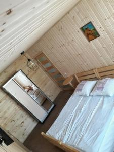 una vista sul soffitto di una camera da letto con letto e specchio di Гостинний двір Євгенія a Mizhhirya