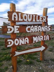un cartel de madera con los nombres de ciudades y pueblos en Doña Maria en Copahue