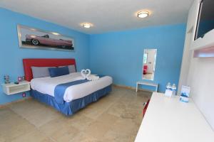 Ένα ή περισσότερα κρεβάτια σε δωμάτιο στο Miami Inn