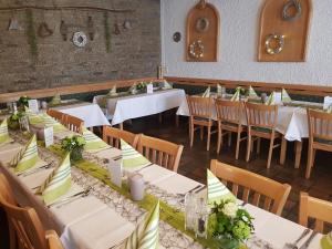 einen Blick über ein Restaurant mit Tischen und Stühlen in der Unterkunft Gasthof Pension Weißes Rössl in Floß