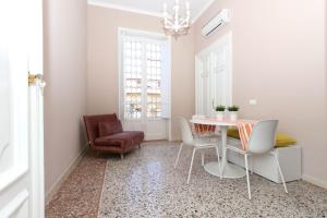 jadalnia ze stołem i krzesłami w obiekcie Le case d'un tempo w mieście Palermo