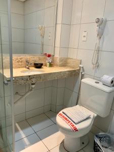 
A bathroom at Samburá Praia Hotel
