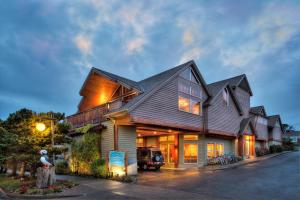 une grande maison avec un toit en gambrel dans l'établissement Surfsand Resort, à Cannon Beach