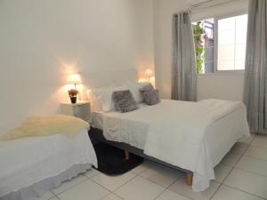 a bedroom with two beds and a window at Itá Apart in Posadas